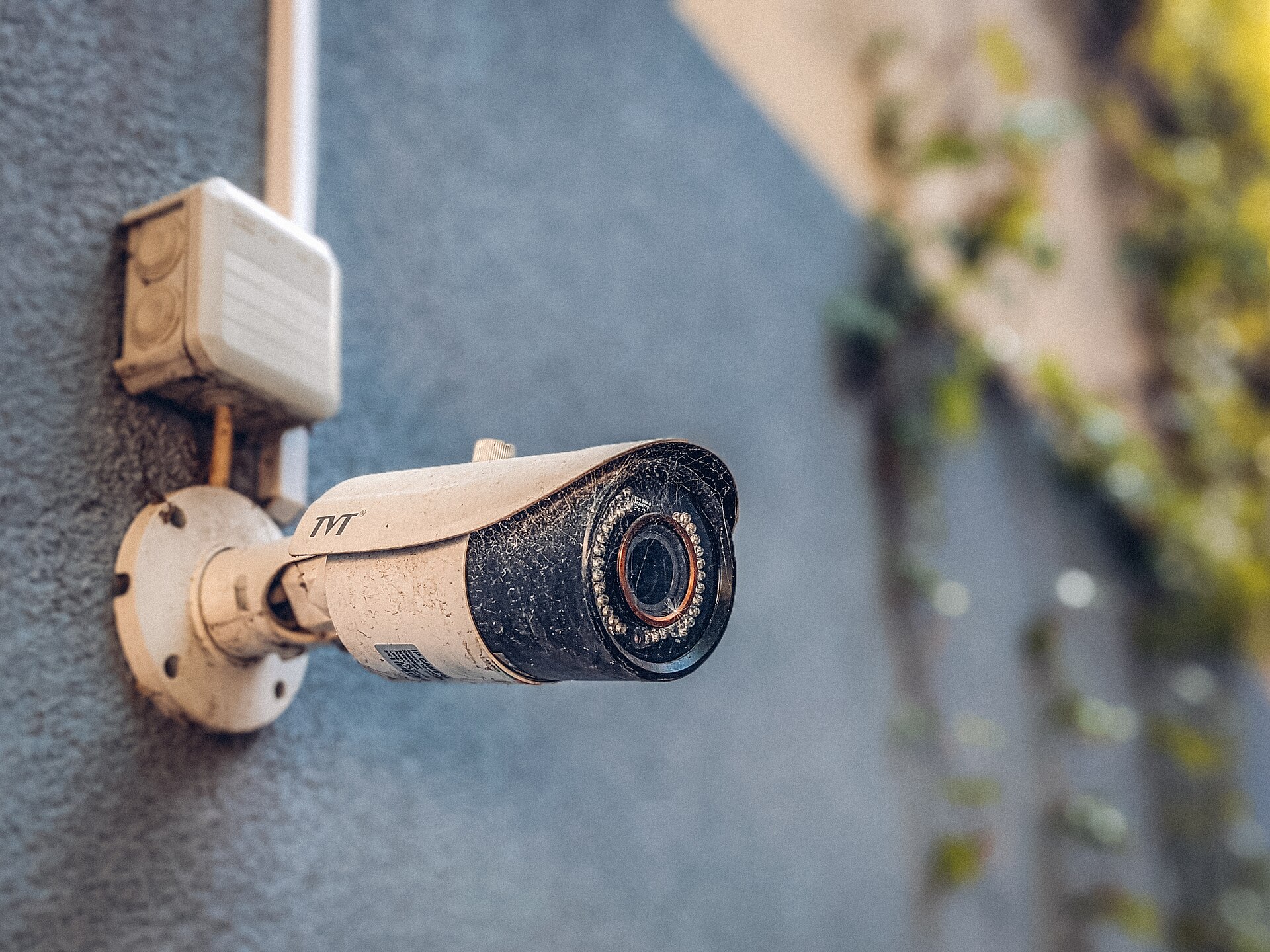 Camera giám sát gắn tường giám sát khu vực công cộng