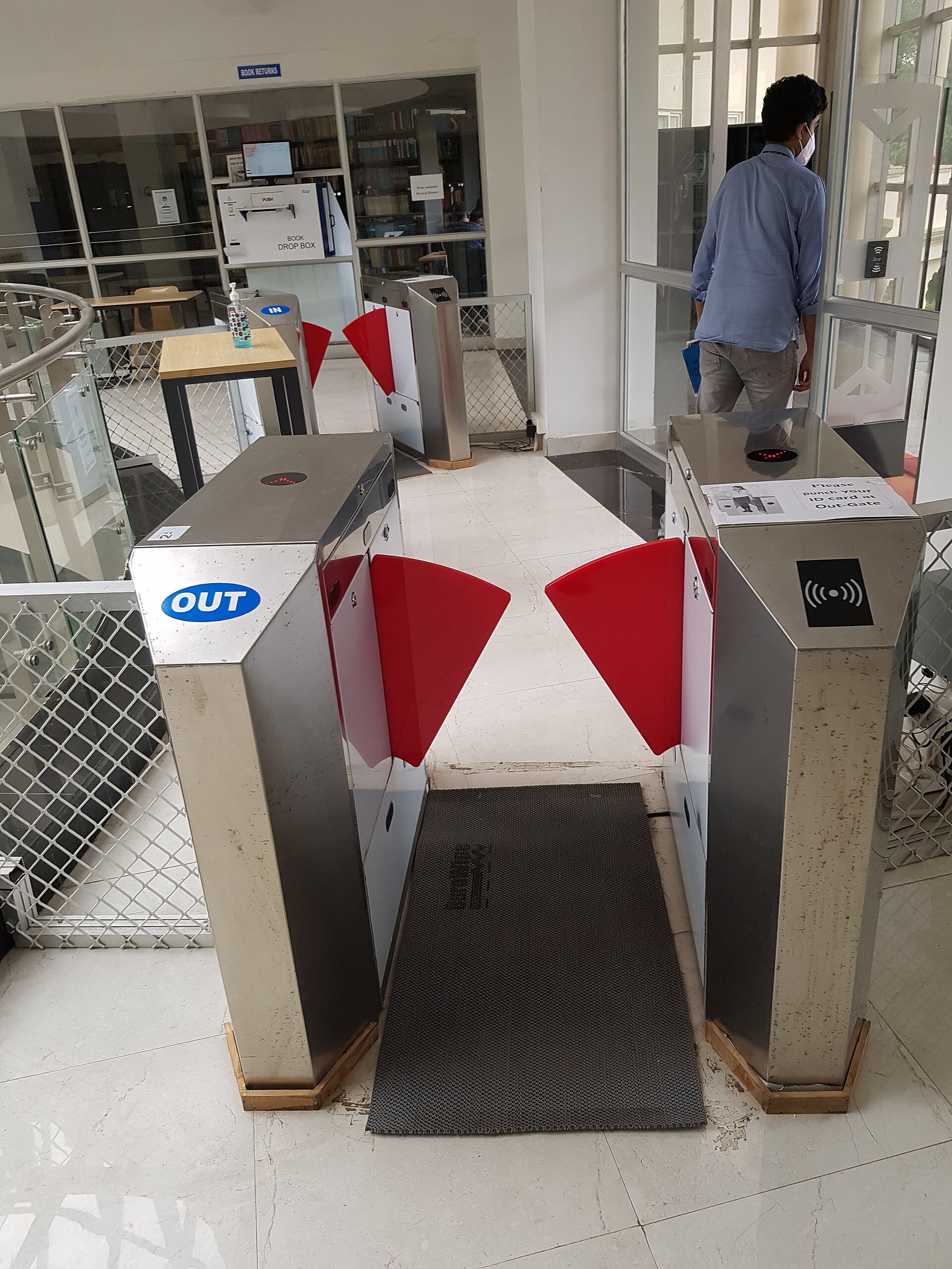 Flap barrier kiểm soát ra vào thư viện