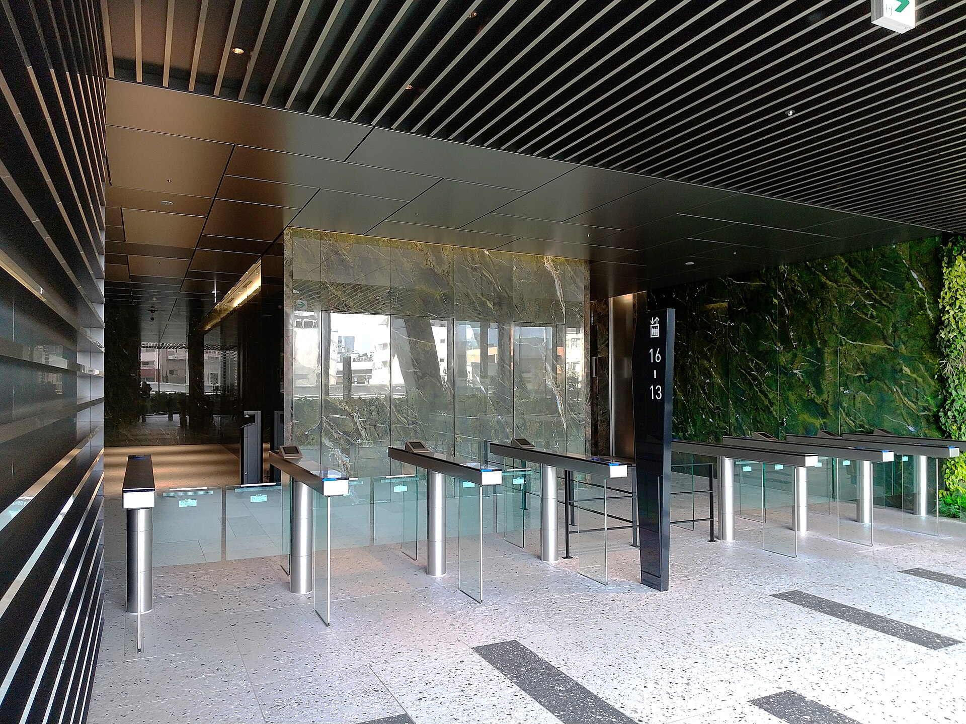 Cổng speed gate cánh kính tại sảnh tòa nhà văn phòng